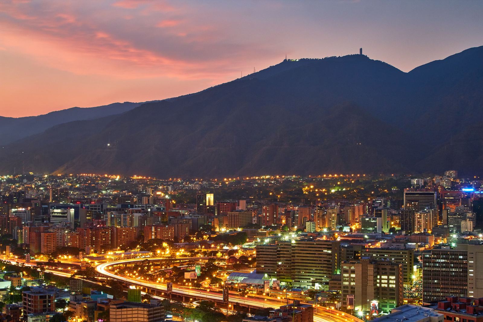 Caracas al atardecer, con el Ávila y las luces de la ciudad